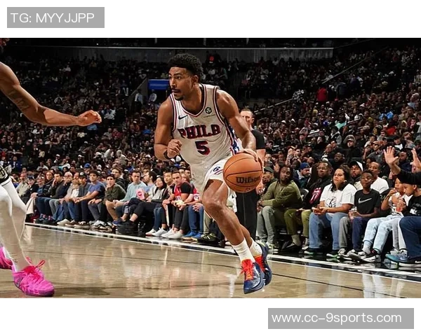 格莱姆斯回应后卫线拥挤问题强调加速比赛节奏提升球队表现 格莱姆斯回应后卫线拥挤问题强调加速比赛节奏提升球队表现