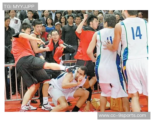 家长冲入赛场推倒小球员引发激烈冲突多方家长互殴事件曝光 家长冲入赛场推倒小球员引发激烈冲突多方家长互殴事件曝光