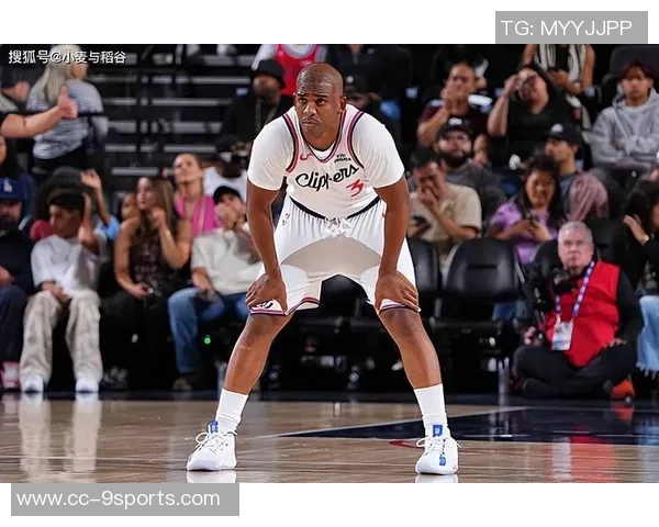 曾经的船长保罗回归首战表现平平仅得4分并送出4次助攻 曾经的船长保罗回归首战表现平平仅得4分并送出4次助攻