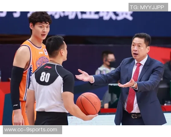 四冠中锋提前备战新赛季展现冠军气质与决心 四冠中锋提前备战新赛季展现冠军气质与决心